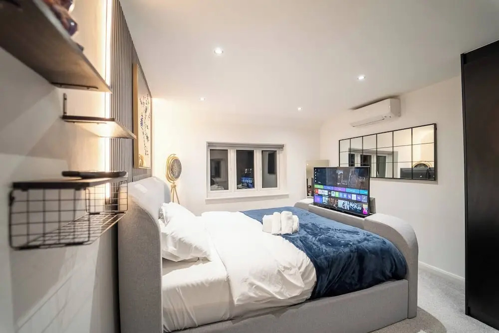 Luxury Retreat, Hot Tub, SK Massage Bed & Tesla