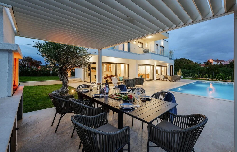 Amazing Home in Jehnici With 4 Bedrooms, Outdoor Swimming Pool and Heated Swimming Pool