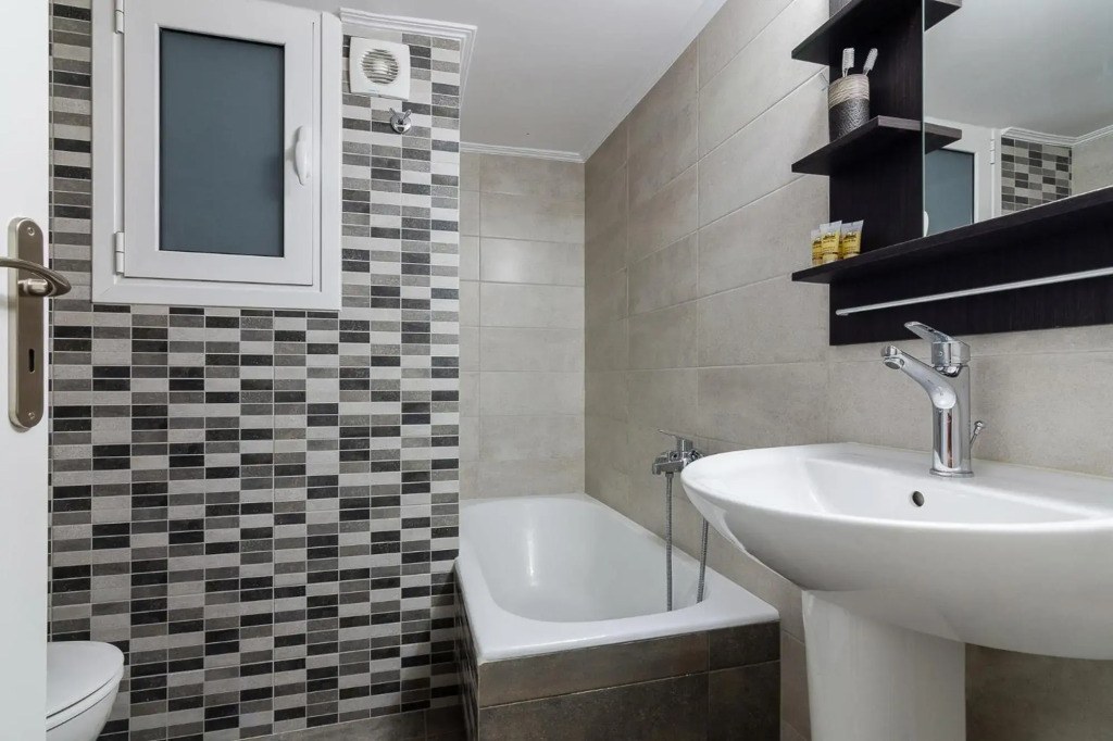 Bright and Spacious 2-bedroom Apartment in Athens