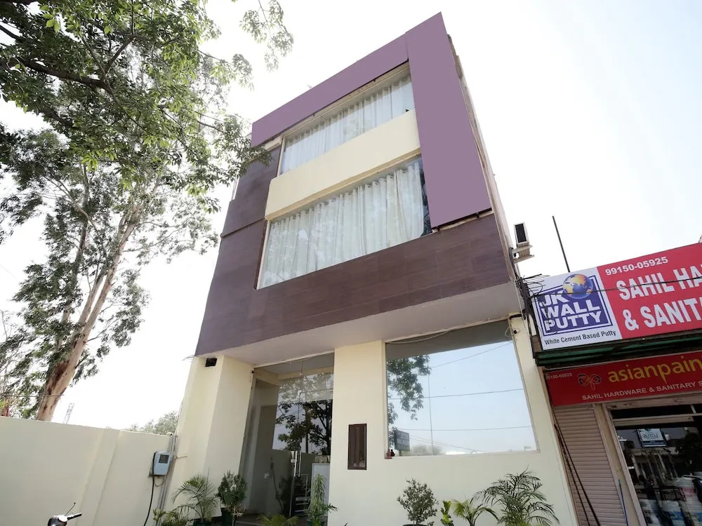 OYO 15644 Hotel Karma