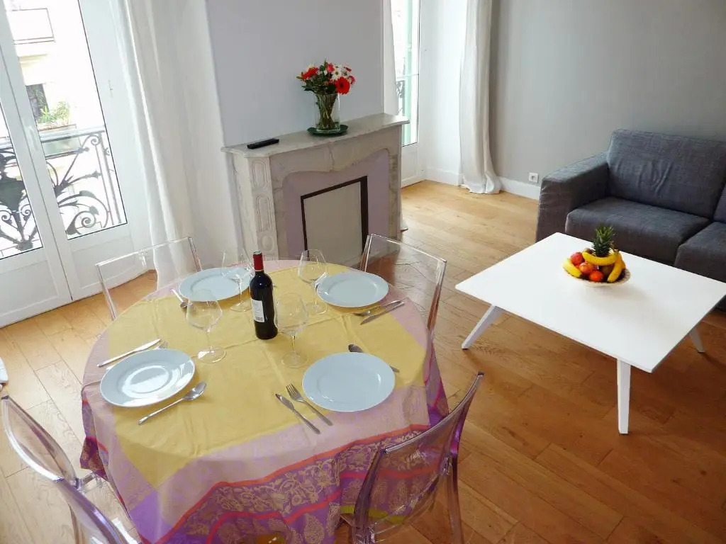 "Le Jazzy" by EnjoyNice, 3-bedroom, 2-bathroom spacious central apartment