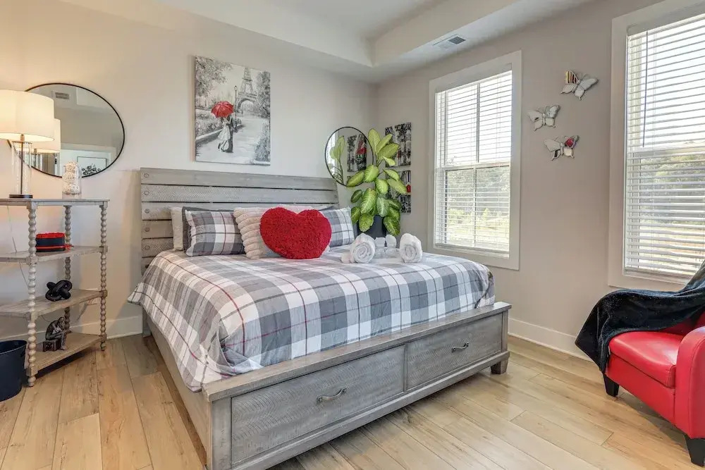 5 Mi to Intl Soccer Play: ATL Townhome w/ Balcony