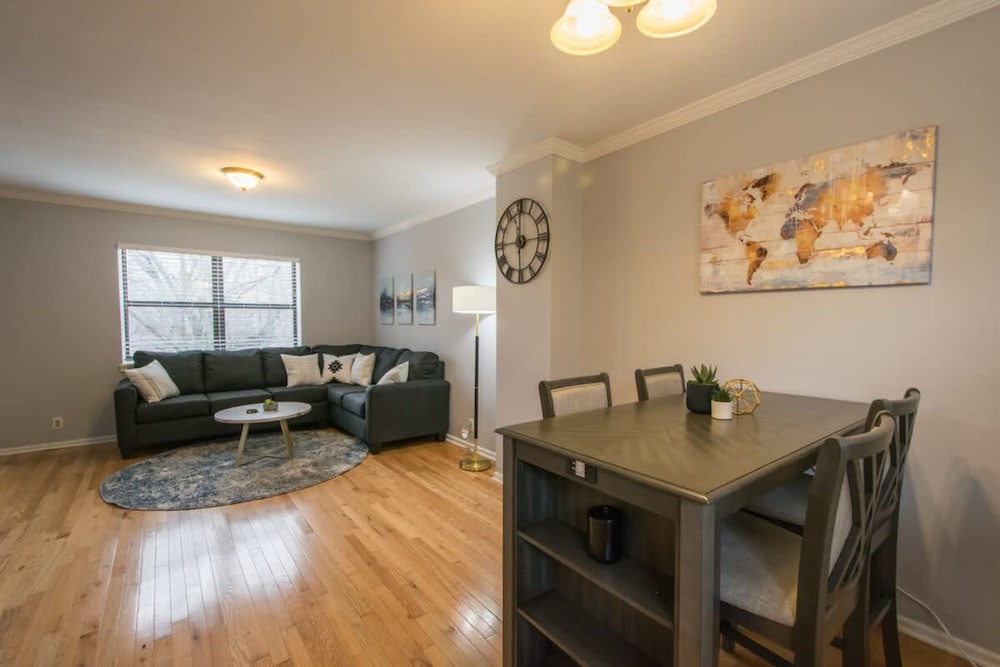 Walkable 2BR Condo Near Greenway Mission