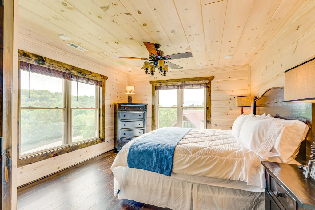 Misty Mountain Stop: Mountain Views, Hot Tub, Game Room, Theater Room
