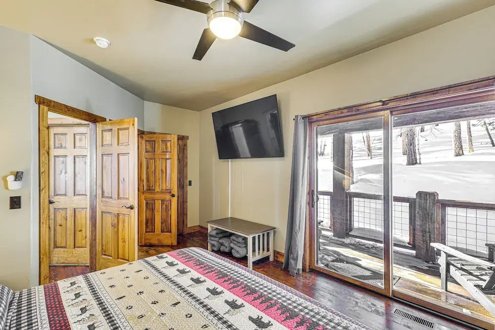 5 Mi to Terry Peak: Spacious Lead Cabin w/ Hot Tub