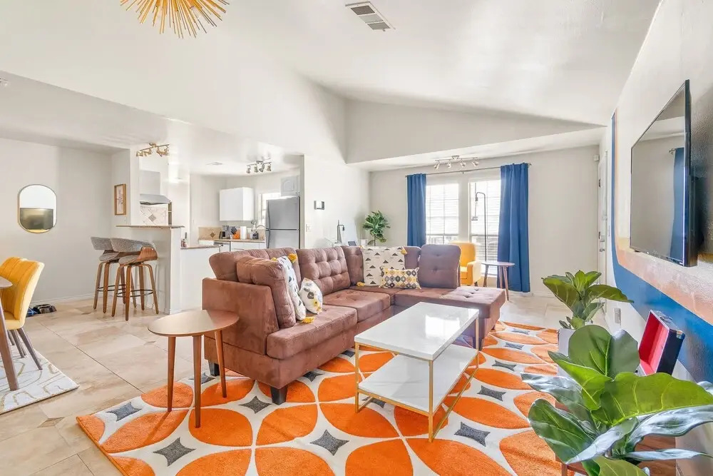Dallas Retro House King Bed Backyard