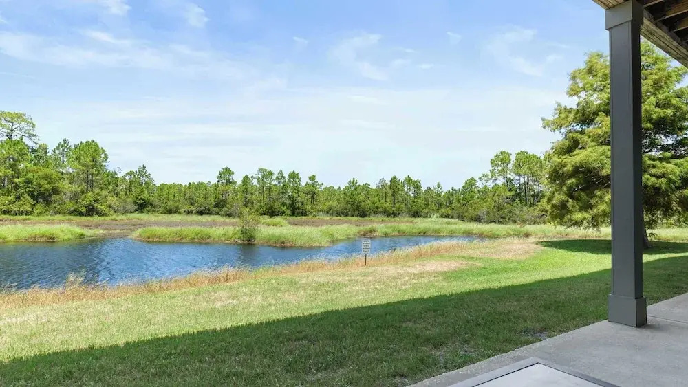 Cozy Family Home - Community Pool, Private Porch, 10-minute Walk to Beach