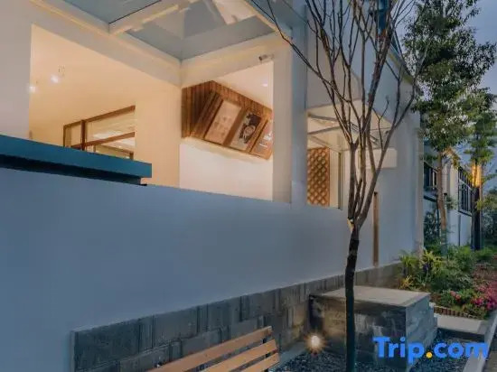 Yansheng Jingyue Designer Hot Spring B & B