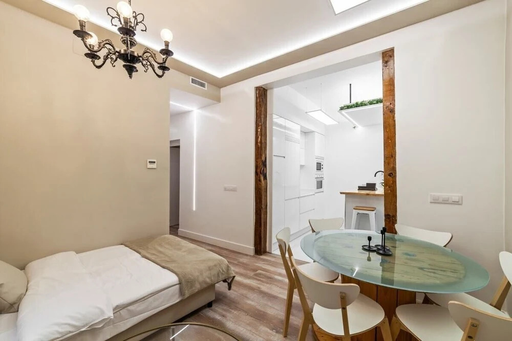 Bright & Spacious Three Bedroom Apartment in Centro