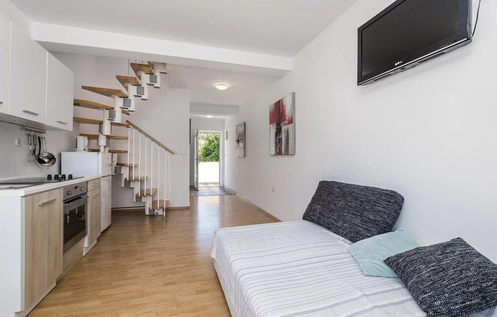 Beautiful Home in Pag With Wifi and 6 Bedrooms
