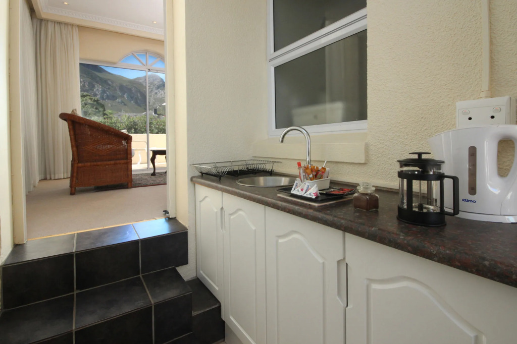 Hermanus Beachfront Lodge