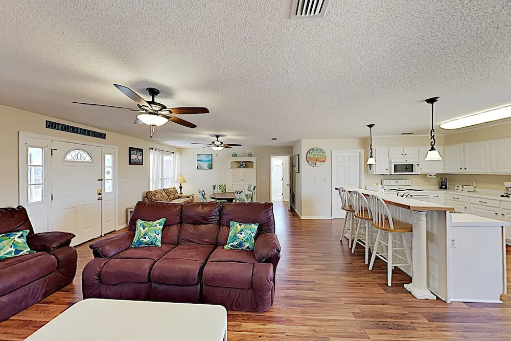 New Listing! Updated Coastal - Walk To Beach 4 Bedroom Home