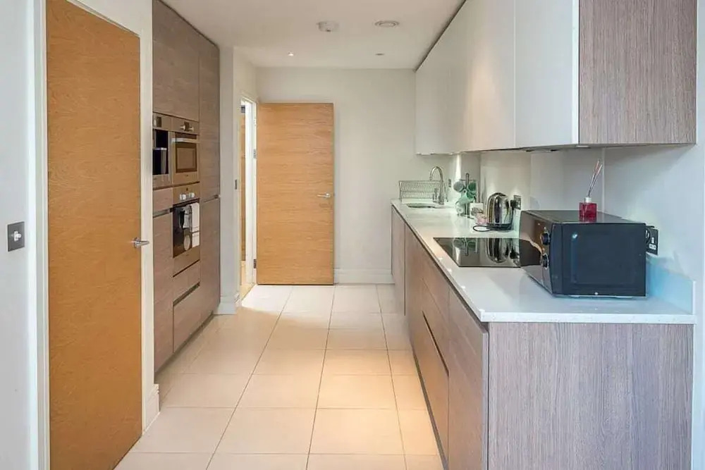 Modern 3 Bed, 2 Bath Flat W/garden in East Acton
