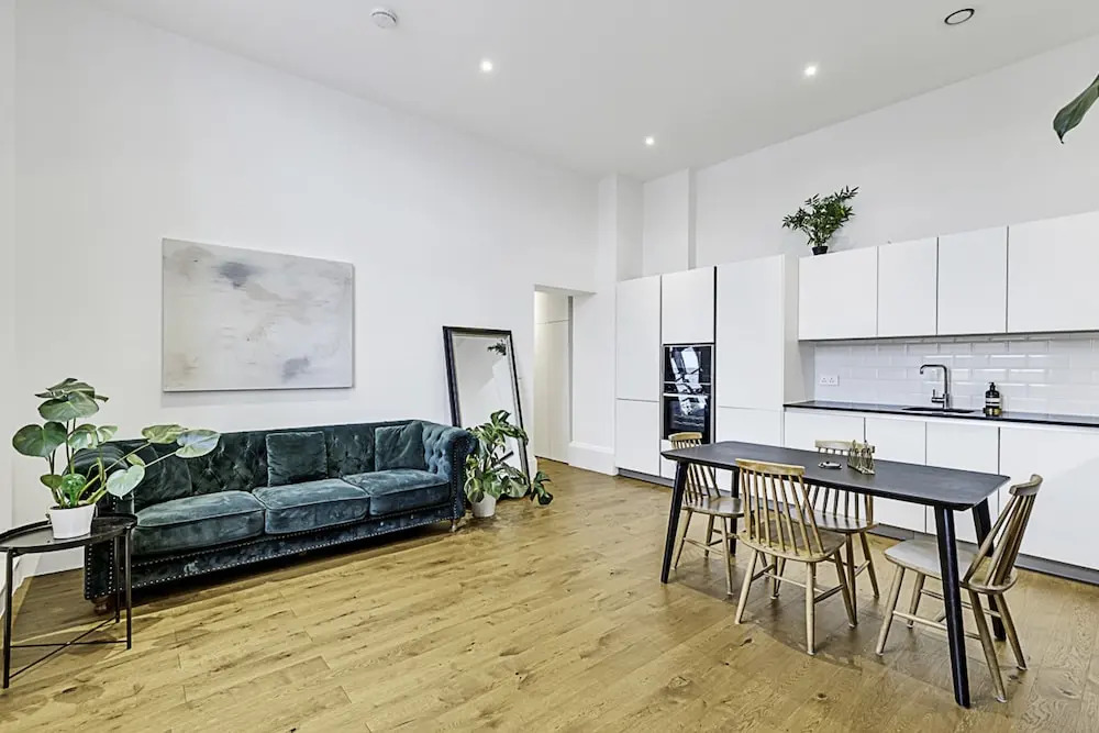 Vibrant 2-bed Flat: Acton's Best Stay!