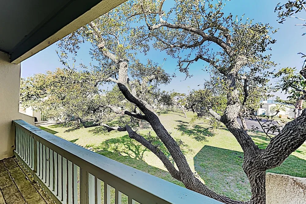 New Listing! Remodeled W/ Pool, Pier, Tennis 3 Bedroom Condo