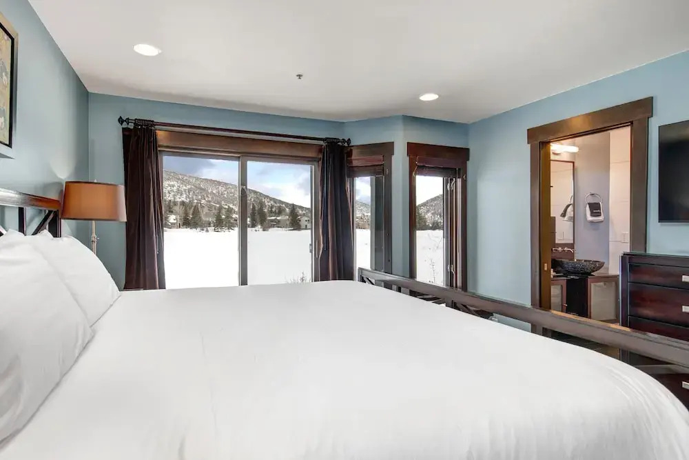 Lakeside 1629 3 Bedroom Townhouse by RedAwning