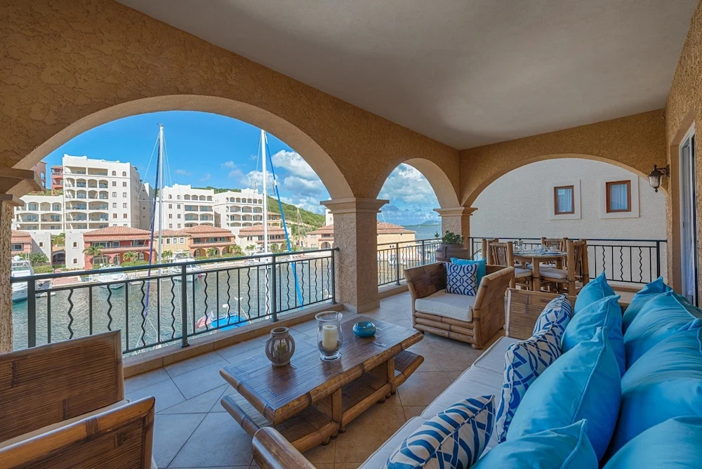 Porto Cupecoy Dream, Walk to Shops, Restaurants Beaches, Communal Pool, Free Wifi, AC