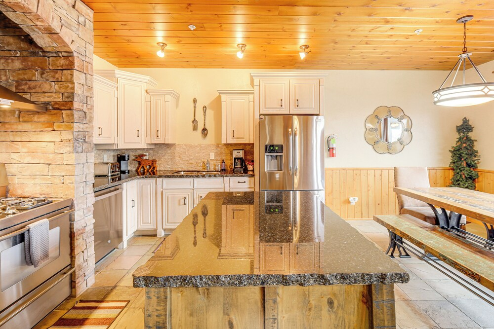 Walkable Condo in Dtwn Mccall! Lake View + Balcony