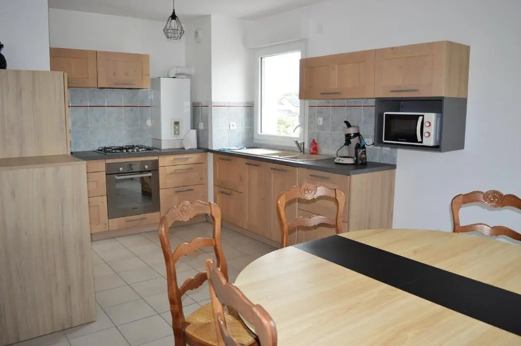 Appartement spacieux avec balcon - à 50m de la plage