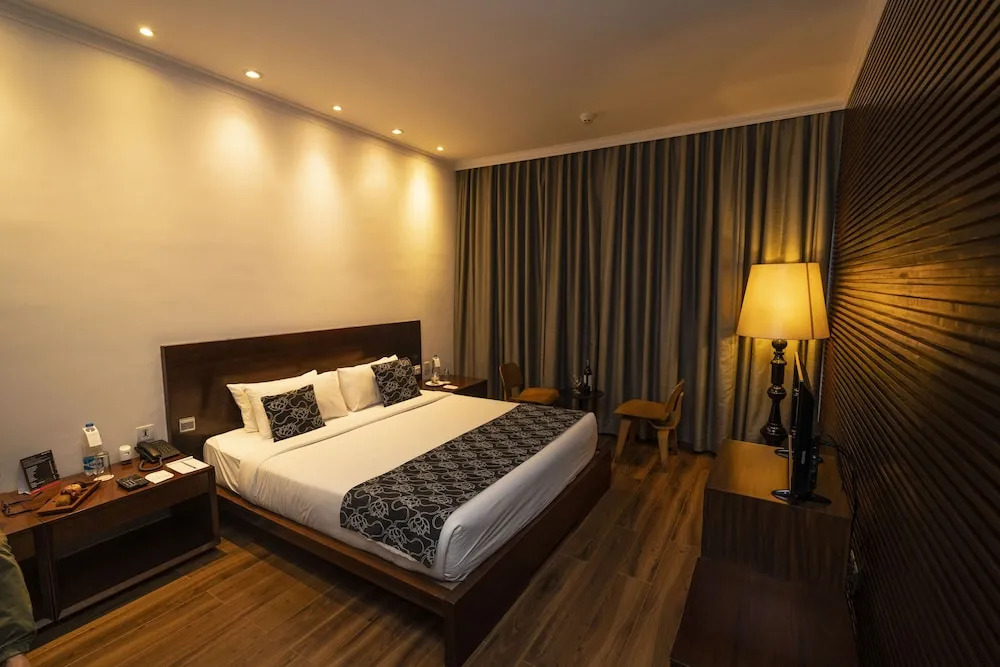 Summit Montana Suites & Spa at Mall