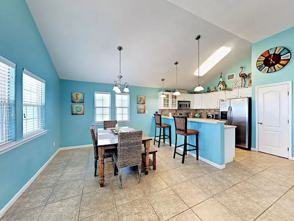 3BR 2BA 1.5 Blocks to Beach by RedAwning