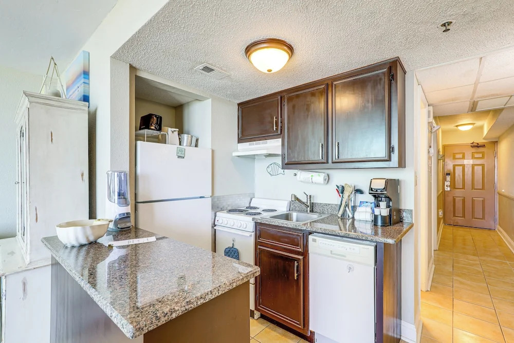 Walk to Shore: Condo w/ 2 Pools in Myrtle Beach