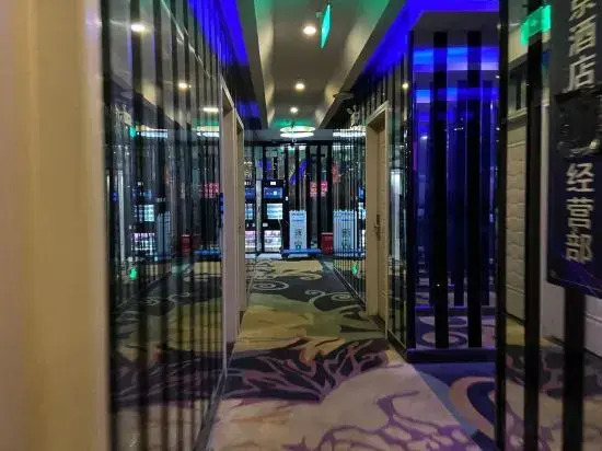 Shanghai Viking Theme Hotel(Sheshan Subway Station Store)