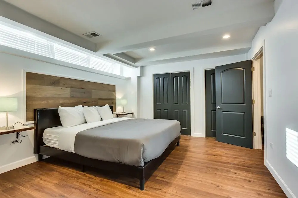 Chicago River West 4 Bedroom / 3 Bathroom by AllSet Turnover