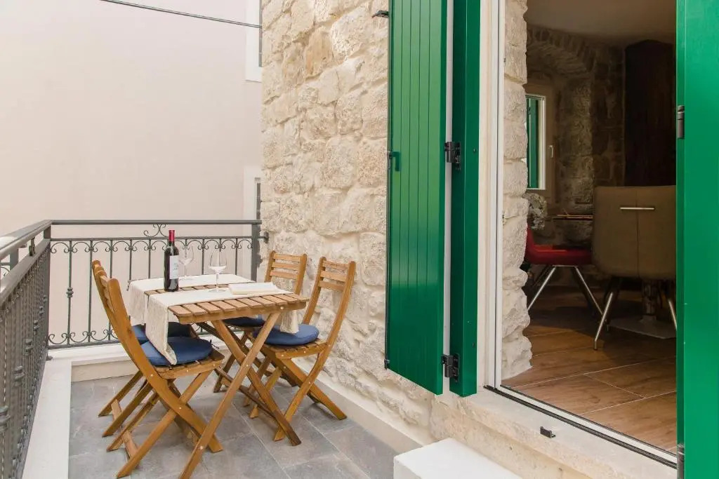 Luxury Apt Petra in 400 year old stone house 4+2