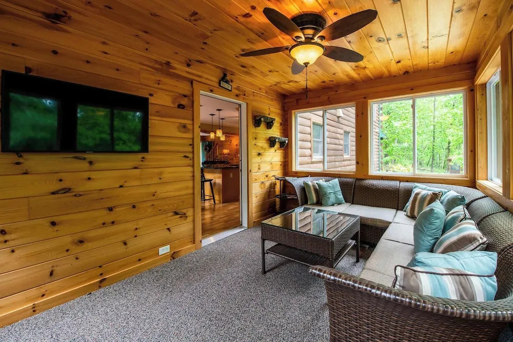 Massive Log Chalet With Hot Tub
