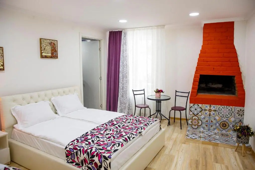 3 Rooms Hotel