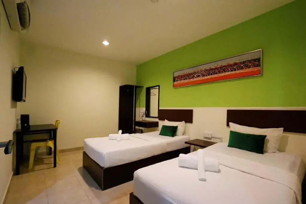 Swing & Pillows - Golden Roof Hotel Falim, Ipoh