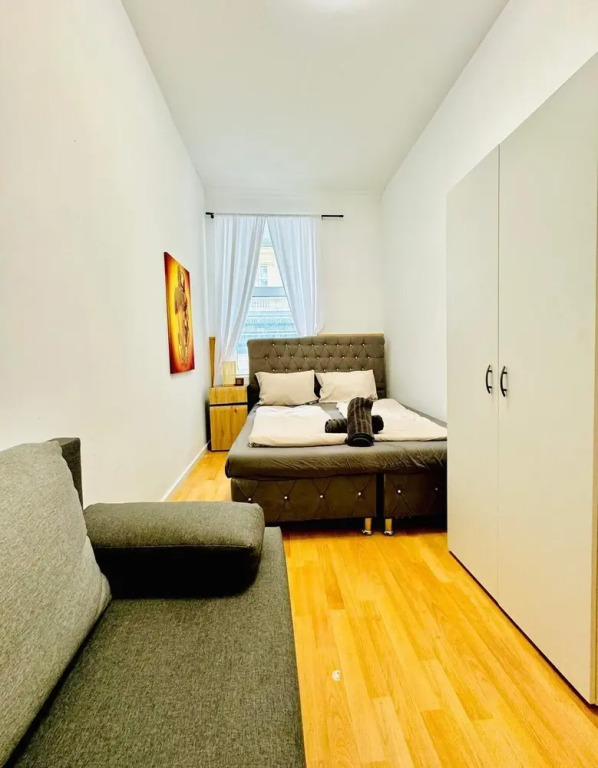 Urban 10BR Retreat Near Rathausplatz