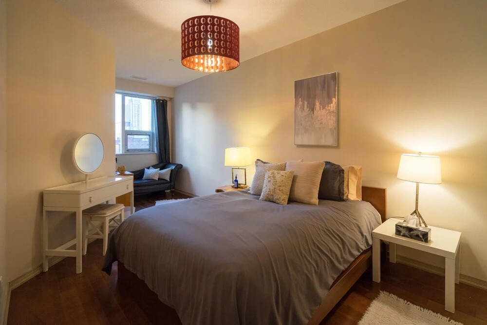 Applewood Suites - 2 Bdrm King West
