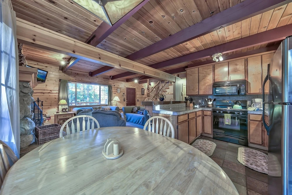 The Snowshoe Inn  592ss 4 Bedroom Cabin