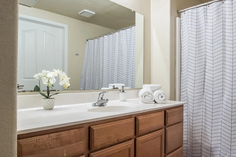 1 BR Apt with Parking by Frontdesk