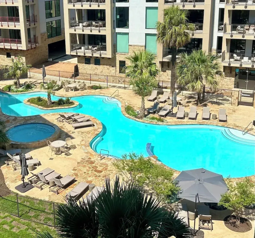 Luxury Waterfront Condo W/pool & Views!
