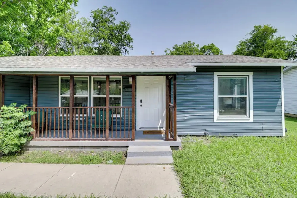 1 Mi to At&t Stadium: Cozy Family Home w/ Yard!
