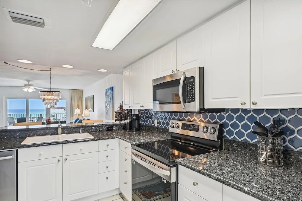 Recently renovated 2 bedroom/2 bath on 7th floor! by RedAwning