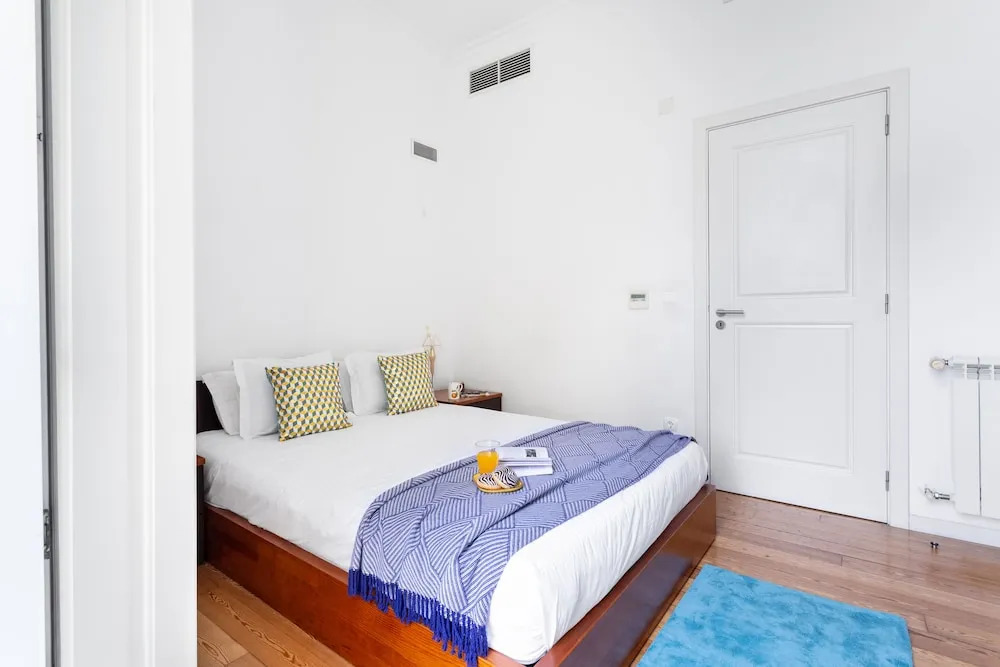 JOIVY Splendid 2BR Apt w/ parking&balcony, 10mins to Praça do Comércio