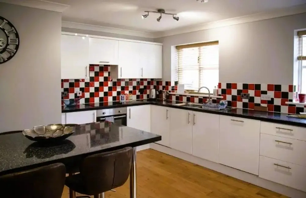 4 Bed - Sleeps 10 - Pets - Parking - Games Room