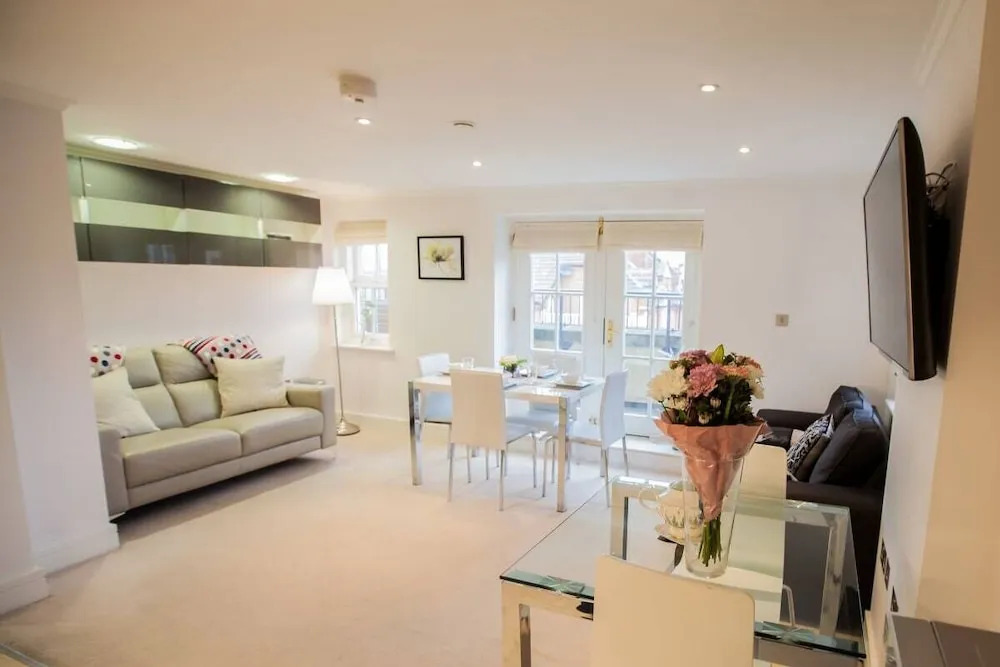 Light & Airy 1bed Barons Court Flat Lift & Balcony