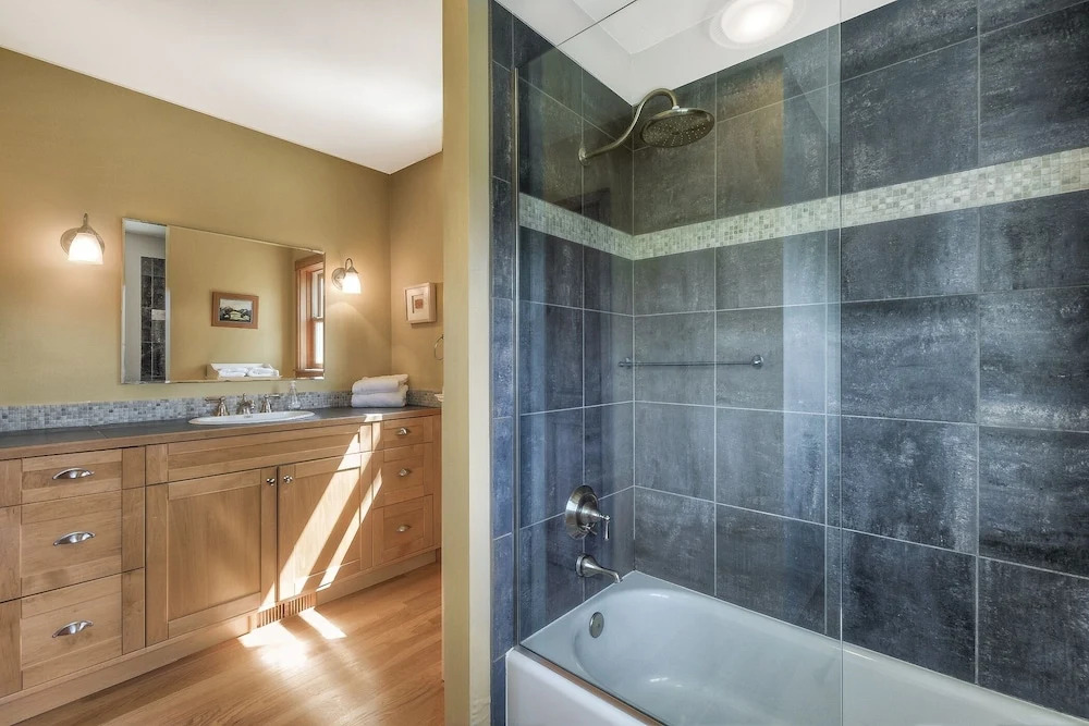 Lovely Laurelhurst - Music Room & Sunny Yard 3 Bedroom Home