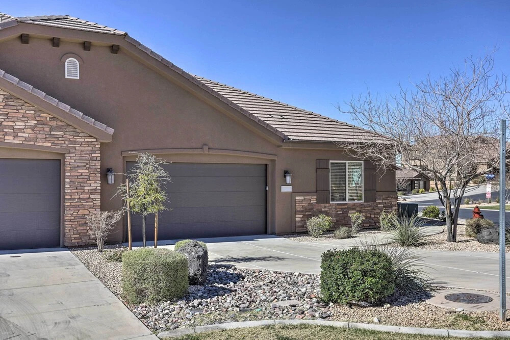 Sleek Home: Patio, Gas Grill & Access to Pool