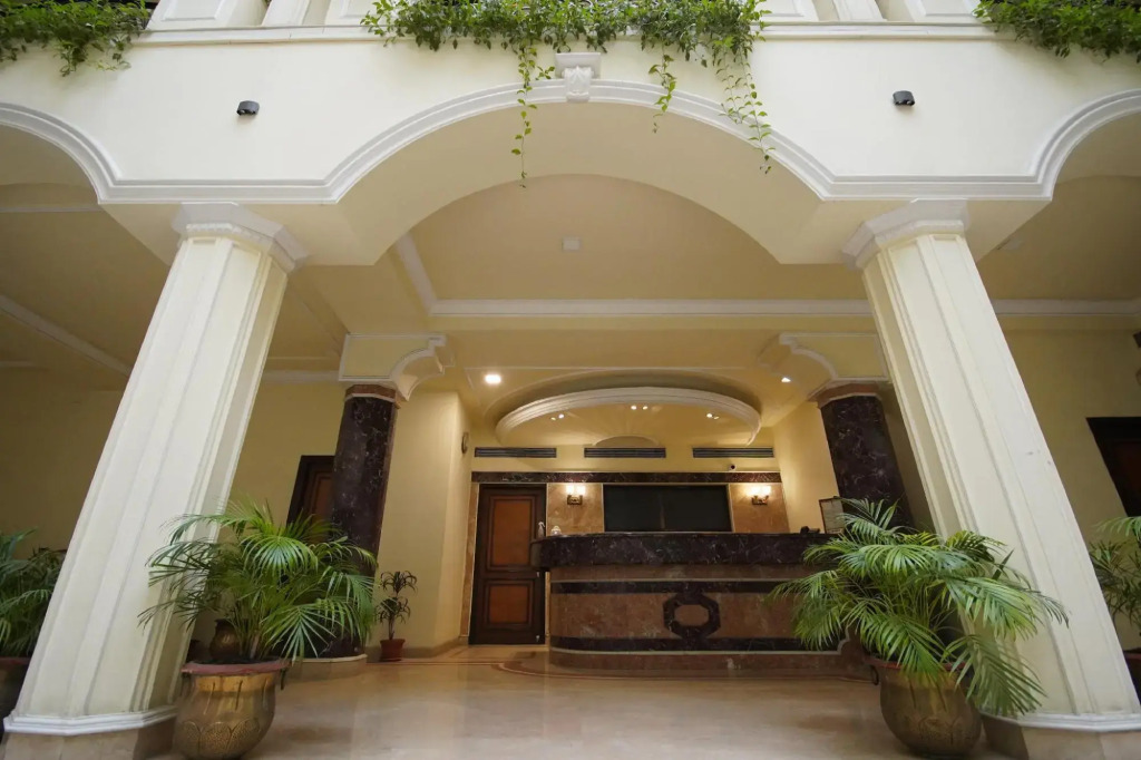 Hotel Arya - Unmarried Couples are not Allowed