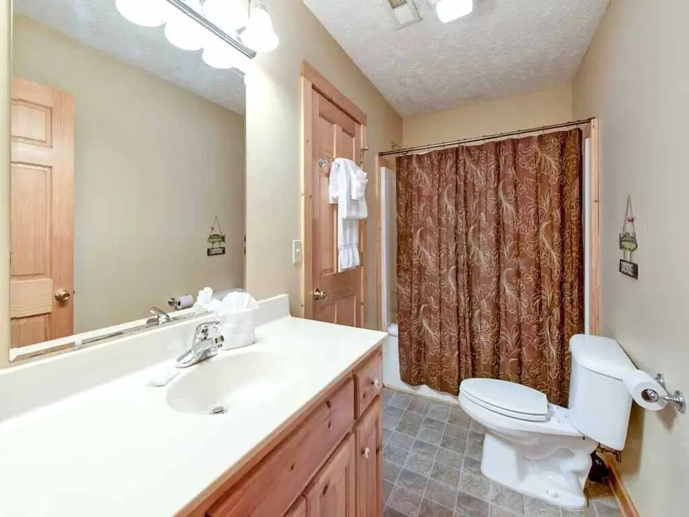 Knotty N Nice 2 Bedroom Home with Hot Tub