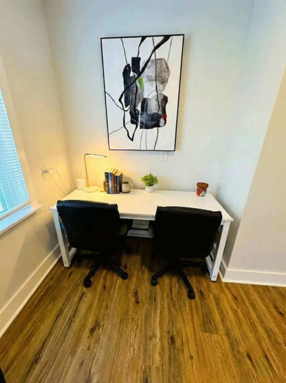 Modern Cozy Walk up With King Bed