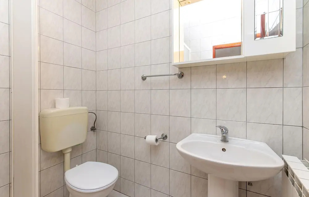 Beautiful apartment in Novi Vinodolski w/ 2 Bedrooms