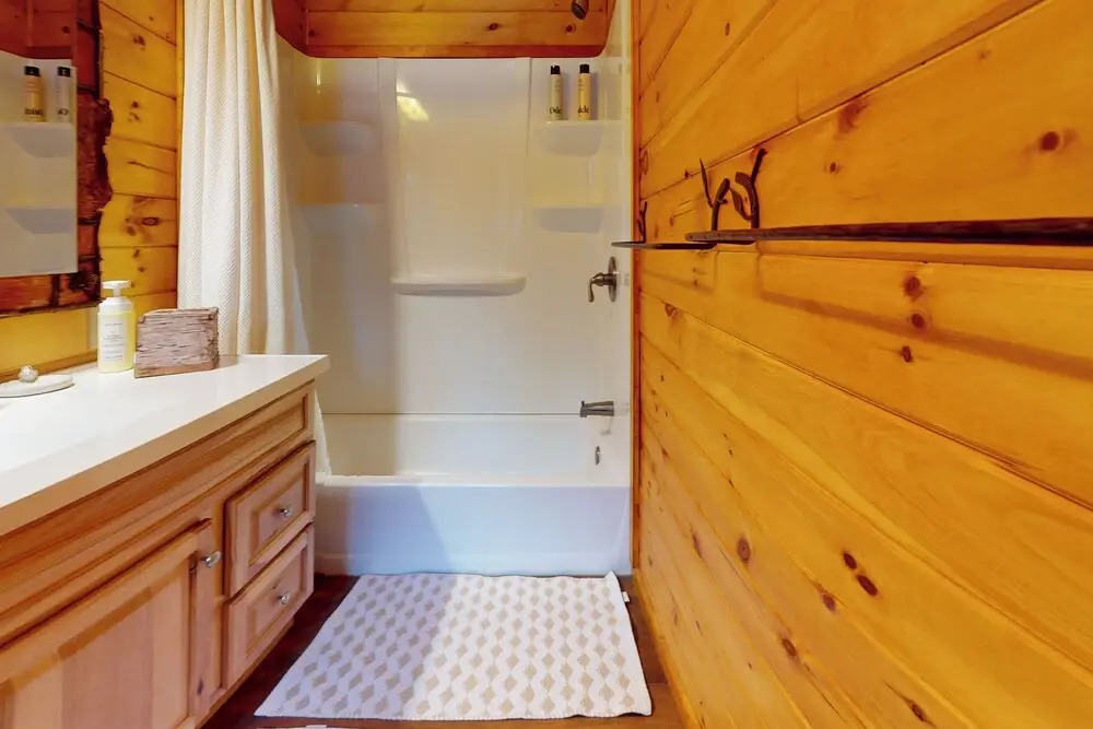 2 Mins to Lake Park, Beach & Town! Cozy Cottage