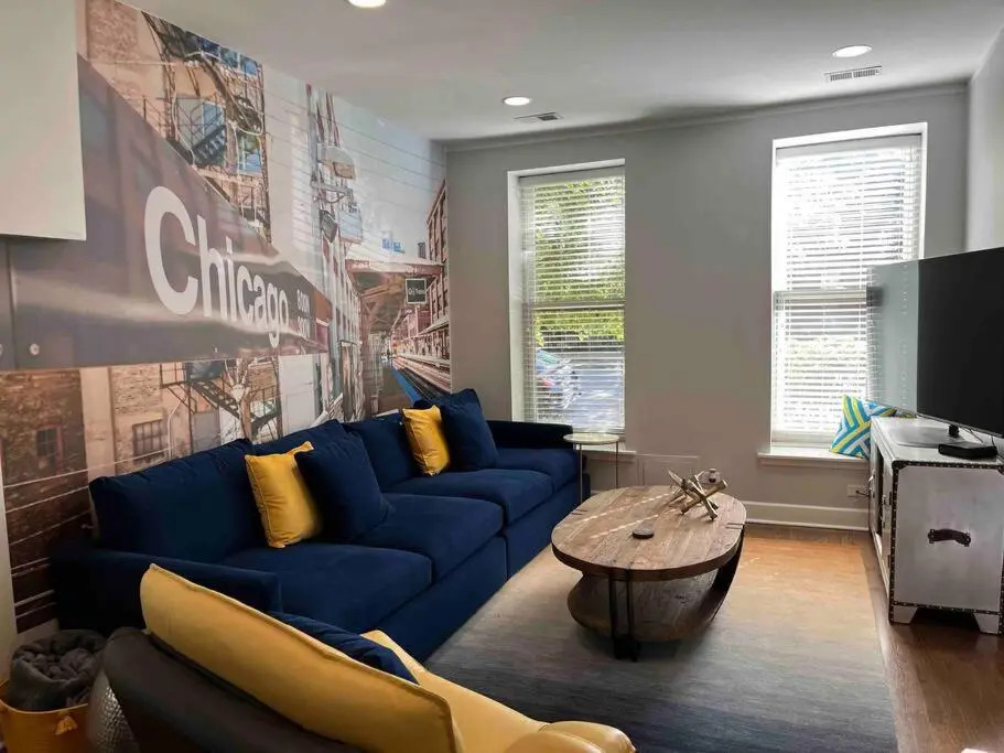 Trendy West Town Flat - 2 bed / 1.5 bath w parking